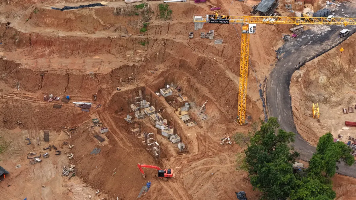 Construction site in Phuket showing pile head trimming and foundation work for a resort building, reflecting early-stage developer progress Construction site in Phuket showing pile head trimming and foundation work for a resort building, reflecting early-stage developer progress
